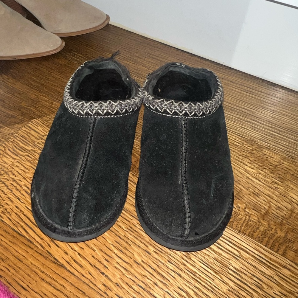 Ugg slippers black